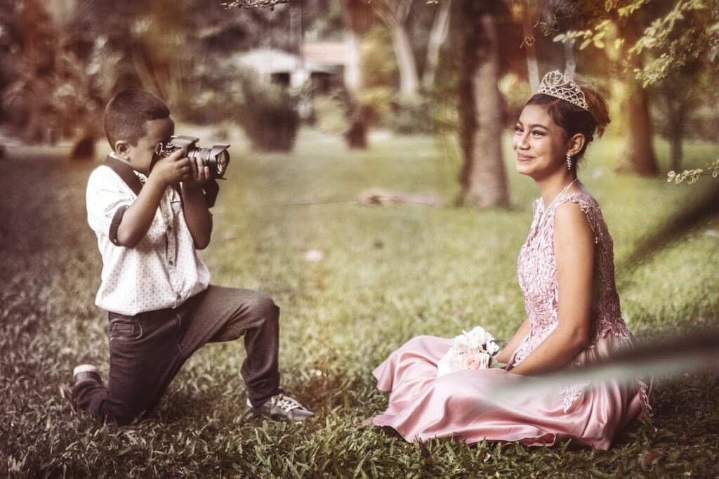 La imagen ilustra un niño capturando fotografía de una niña de quinceañera para su fiesta de los 15 años.